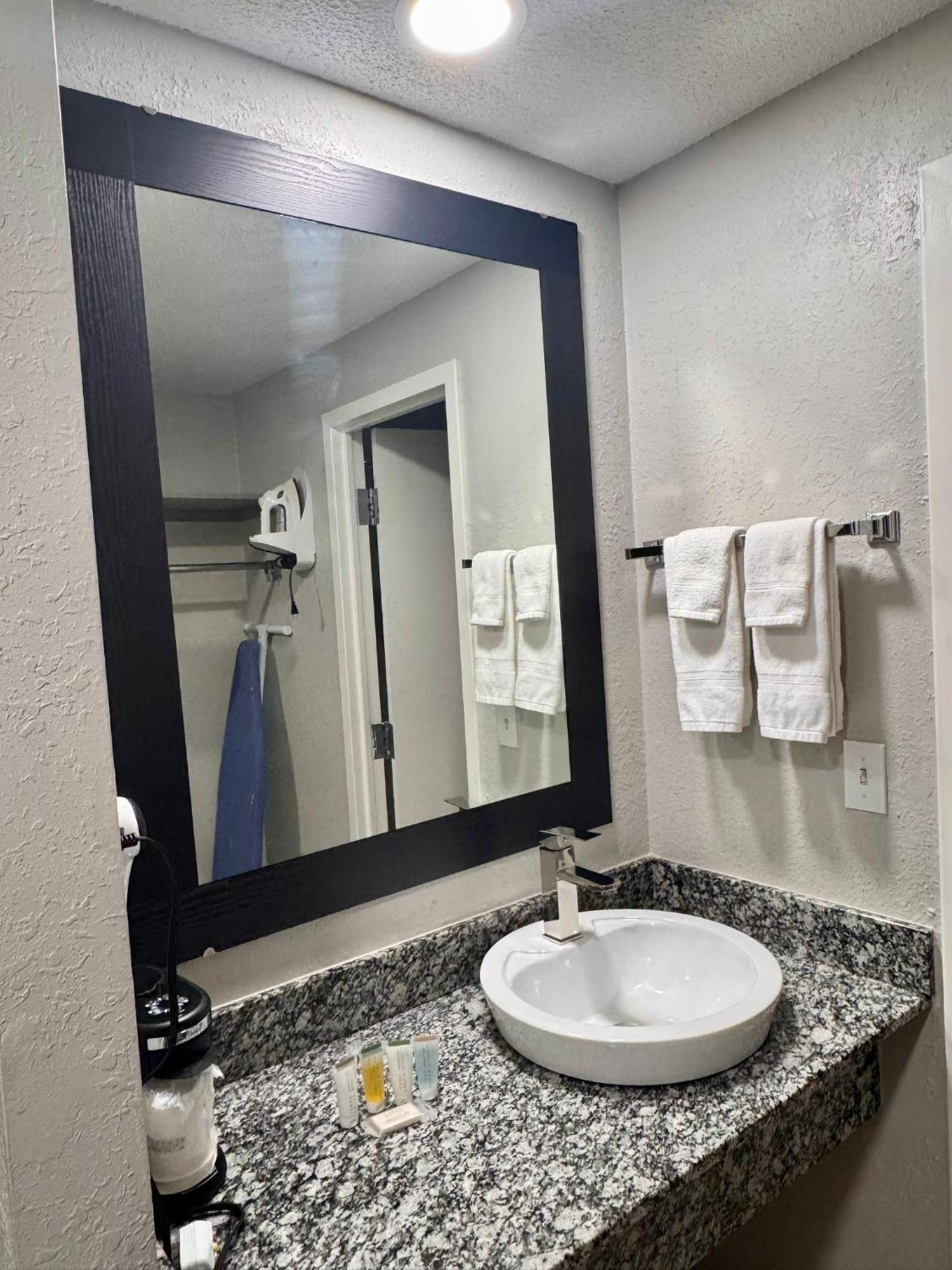Super 8 By Wyndham Great Falls City Center Экстерьер фото
